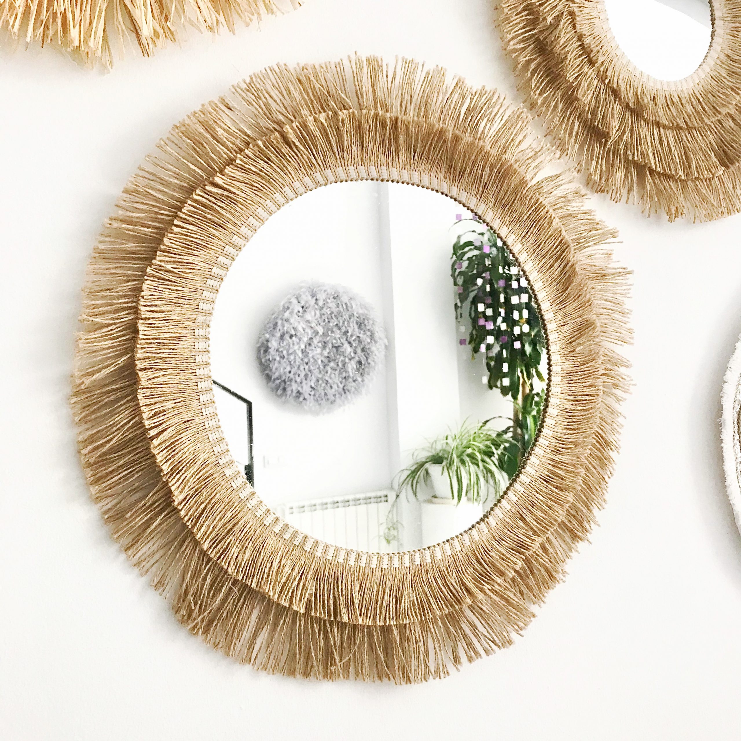 Espejo artesanal redondo de fibras naturales